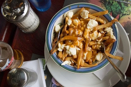 Khoai tây chiên, rưới nước sốt thịt bò và pho mát ở Montreal, Canada.