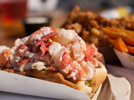 Bánh mì kẹp thịt tôm hùm ở Maine, Mỹ.