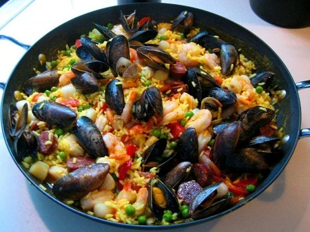 Cơm thập cẩm hải sản và xúc xích cay ở Barcelona, Tây Ban Nha.