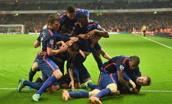 Các cầu thủ Man Utd vui mừng với bàn thắng của Rooney ở cuối trận. Ảnh:AFP. 1416685445980-Image-galleryImage-LONDON-