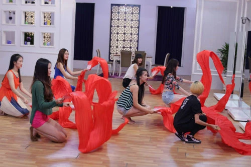 Liveshow 6 sẽ tìm ra "Hoa khôi Tài năng" đồng thời loại một thí sinh khỏi cuộc đua sắc đẹp. Kim-Ngan-Van-Van-Vu-Ngoc-Dieu-8020-6462-