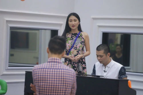Thí sinh Thanh Nhàn lựa chọn hát đơn ca. Cô tập hát ca khúc "Sống như những đóa hoa" dưới sự chỉ dẫn của ca sĩ Đức Tuấn và giảng viên thanh nhạc Nam Khánh. Thanh-Nhan-tap-luyen-cho-tiet-1804-4344-