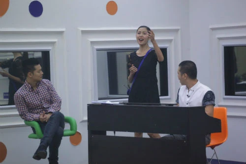 Thí sinh Thúy Vân tập ca khúc "Cảm ơn tình yêu". Thuy-Van-tap-luyen-cho-tiet-mu-1511-9394