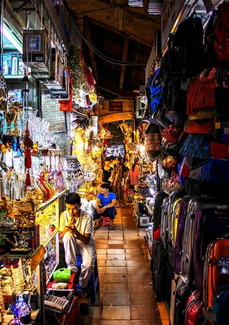 Chợ Bến Thành rộng lớn, bán rất nhiều mặt hàng đẹp và người bán cũng rất thông thạo ngoại ngữ. Ảnh:Phan Nhất 9253-10151951802099707-4461338-2903-9800