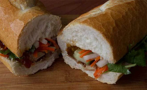Bánh mì Việt Nam có lớp vỏ giòn, lớp nhân bên trong gồm thịt, rau củ, dưa leo, bơ, pa tê và nước sốt. banhmi1-4271-1416971384.jpg