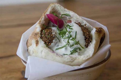 Món Falafel có vị thơm của đậu, rau mùi và vị béo của sốt sữa. falafel1-9752-1416971383.jpg