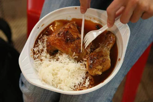 Được tẩm ướp gia vị cay xè nên món Jerk Chicken rất cay. jerk1-8401-1416971384.jpg
