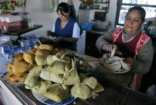 Món Tamales được cuộn lại trong vỏ ngô vốn là thức ăn quen thuộc của người dân Mexico. tamales1-1118-1416971384.jpg