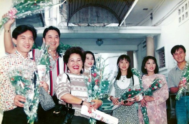 Giữa lúc tài năng đang được khẳng định, con đường nghệ thuật đang mở rộng thênh thang và sự nghiệp diễn viên đang lên như diều gặp gió thì Lê Công Tuấn Anh được phát hiện uống thuốc sốt rét tự tử tại nhà của anh thuê vào tháng 10/1996.Sự ra đi bất ngờ của anh đã trở thành một cú sốc lớn không chỉ cho người hâm mộ tài năng của anh chàng diễn viên trẻ này. (Từ phải sang: Lê Công Tuấn Anh, Cẩm Vân, Mỹ Duyên, Hoàng Trinh Ngọc Giàu, Bảo Quốc, Lê Tuấn) f