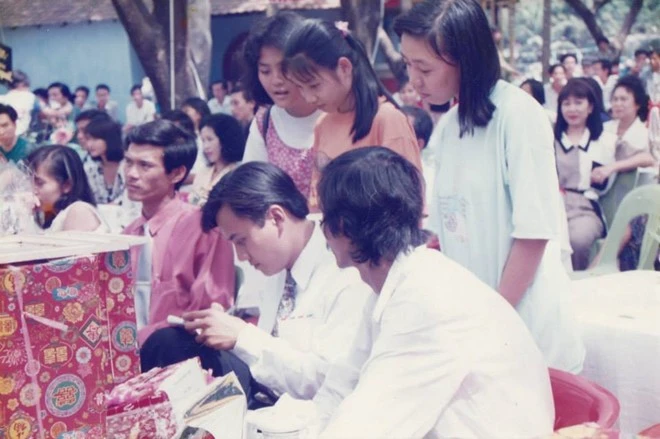 Lê Công Tuấn Anh là cái tên rất quen thuộc trong lĩnh vực điện ảnh của thập niên 1990, nổi lên từ vai bác sĩ Quang “Đông ki sốt” trong bộ phim nhựaVị đắng tình yêu”của đạo diễn Lê Xuân Hoàng do hãng phim Giải Phóng sản xuất. Anh là thần tượng của giới trẻ không chỉ bởi tài năng diễn xuất mà còn ở khuôn mặt thư sinh nhưng rất tài tử, vóc dáng cao ráo khiến nhiều cô gái trẻ phải si mê cuồng nhiệt. Trong ảnh, Lê Công Tuấn Anh được người hâm mộ bao vây để xin chữ ký khi tham gia lễ trao giảiBình chọn văn nghệ sĩ được yêu thích nhất 1994. d