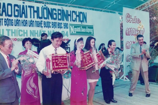 Giải thưởng Mai Vàng có tiền thân là giải Bình chọn văn nghệ sĩ được yêu thích nhất trong năm được tổ chức từ năm 1991 - 1994. Những nghệ sĩ đầu tiên được vinh danh tới nay đều là những gương mặt gạo cội. Mới đây, những hình ảnh cực hiếm được chụp cách đây 20 năm, ghi lại không khí của giải thưởng này đã được chia sẻ và khiến khán giả vô cùng thích thú. Tuy nhiên, không ít người, đặc biệt là thế hệ trước 9X đã phải ngậm ngùi và tiếc nuối khi nhìn lại hình ảnh trong thời hoàng kim của ngội sao đoản mệnh Lê Công Tuấn Anh (thứ ba từ trái sang). f