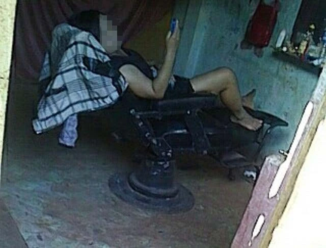 Nhân viên tiệm hớt tóc ăn mặc mát mẻ sẵn sàng chiều khách tới Z. Hớt tóc kích dục, đi 'tua' tới Z trong rẫy cà phê