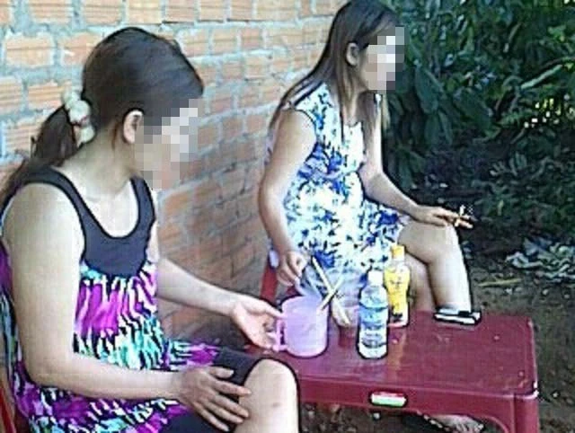 Nhân viên sẵn sàng đi "tua" tới Z với khách ngay tại quán. Nhân viên sẵn sàng đi
