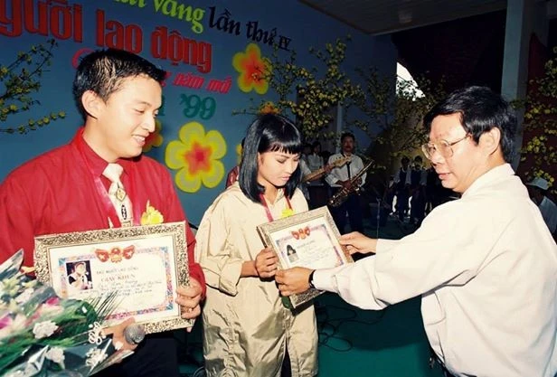 Lam Trường và Phương Thanh nhận giải Mai Vàng lần thứ 4 - 1999. Đây là một trong những cột mốc quan trọng trong chặng đường hoạt động âm nhạc của cả hai. 15 năm trôi qua, hiện tai họ vẫn giữ được vị trí của mình trong làng nhạc Việt. Hiện"cặp đôi" đều có sự nghiệp và cuộc sống viên mãn, anh Hai vừa rước cô dâu 9X Yến Phương "về dinh" còn Phương Thanh đang rất hạnh phúc bên "người đàn ông bí mật" và bé Gà. f
