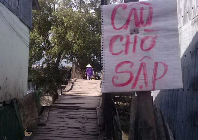 Để cảnh báo nguy hiểm, người dân treo biển "cầu chờ sập" bằng mực đỏ. 1