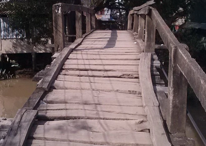 Lan can cầu bằng bê tông cốt thép đã rơi xuống sông. 2