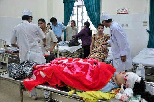 &nbsp;Các nạn nhân nhập viện điều trị tại Bệnh viện đa khoa Quảng Ngãi. Ảnh: T.Trực