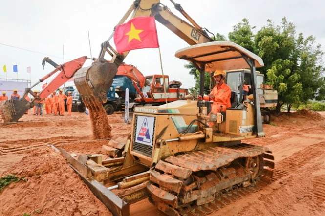 Công nhân thuộc Tổng công ty Sông Đà tiến hành khởi công công trình cung cấp điện phục vụ Nhà máy điện hạt nhân Ninh Thuận 1 - Ảnh: Tiến Thành Công nhân thuộc Tổng công ty Sông Đà tiến hành khởi công công trình cung cấp điện phục vụ Nhà máy điện hạt nhân Ninh Thuận 1 - Ảnh: Tiến Thành