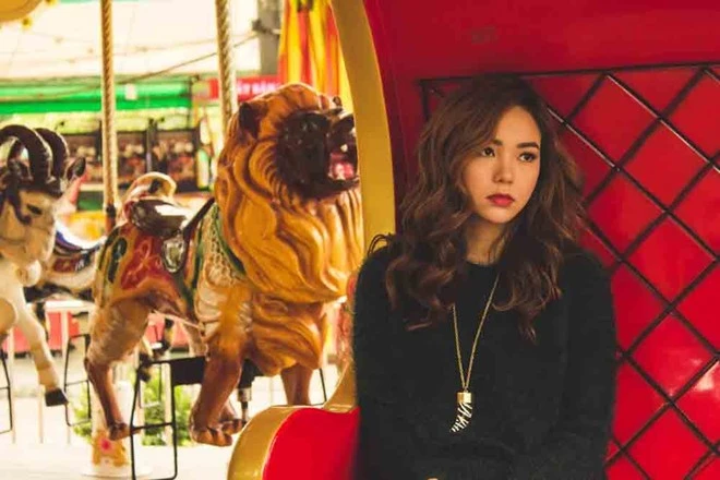 Ngày anh đilà một sáng tác của nhạc sĩ trẻ Đỗ Hiếu, người thường xuyên tạo nên hit cho Hồ Ngọc Hà, Noo Phước Thịnh, Đông Nhi… Minh Hằng biến rạp xiếc thành sân khấu