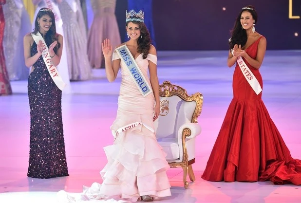 Trong phần trả lời ứng xử của mình,Rolene Strauss chia sẻ: "Tôi tự hào là người Nam Phi, tôi hiểu thế nào là sự đoàn kết, tha thứ và tôn trọng giữa con người với nhau. Tôi tin đây cũng là điều mà tổ chức Hoa hậu Thế giới hướng đến. Sẽ rất tuyệt vời nếu tôi được trở thành đại diện của một tổ chức mang hy vọng đến cho mọi người trên khắp thế giới". Khoảnh khắc đăng quang của Hoa hậu Thế giới 2014