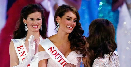 Đêm chung kết Miss World diễn ra tối 14-12 tại London, nước Anh với cuộc tranh tài của hơn 100 người đẹp đến từ khắp nơi trên thế giới. Năm nay, Miss World chủ yếu nhấn vào hoạt động nhân ái, vì thế sân khấu đêm chung kết không có những màn diễn catwalk như mọi năm. Khoảnh khắc đăng quang của Hoa hậu Thế giới 2014