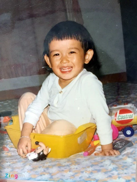 Hình ảnh Huyền My lúc lên 5 tuổi. Ngày nhỏ, tân Á hậu là một cô bé nghịch ngợm, thậm chí không thua kém các bé trai khác. Cô kể lại: "Có lần khi vừa theo gia đình chuyển về nhà mới, tôi đã nghịch ngợm chui đầu qua lan can cầu thang và mãi không rút đầu ra được, phải nhờ tới sự giúp đỡ của bố và chú 'cứu' mãi mới thoát ra". Những bức ảnh ấu thơ chưa từng công bố của Á hậu Huyền My