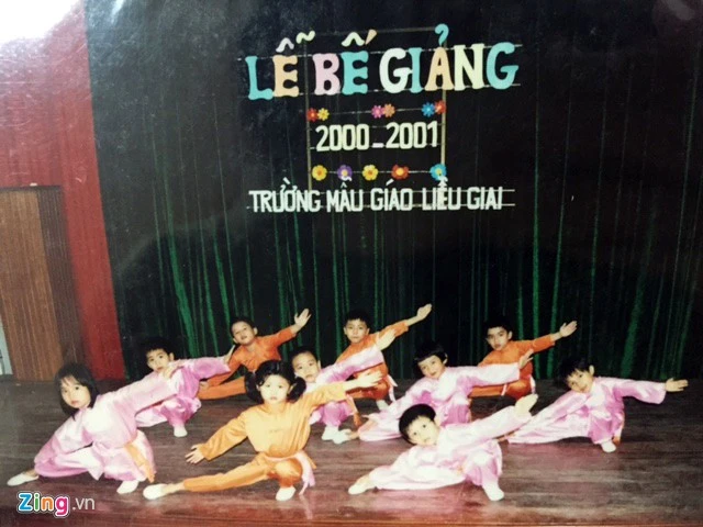 Khi còn học mẫu giáo, Huyền My đã năng nổ tham gia các hoạt động ngoại khóa của trường. Trong ảnh, cô tham gia biểu diễn võ thuật khi còn học tại trường mẫu giáo Liễu Giai. Bên cạnh việc học múa võ, người đẹp 9X còn được bố dạy bơi lội từ lúc bé. Những bức ảnh ấu thơ chưa từng công bố của Á hậu Huyền My