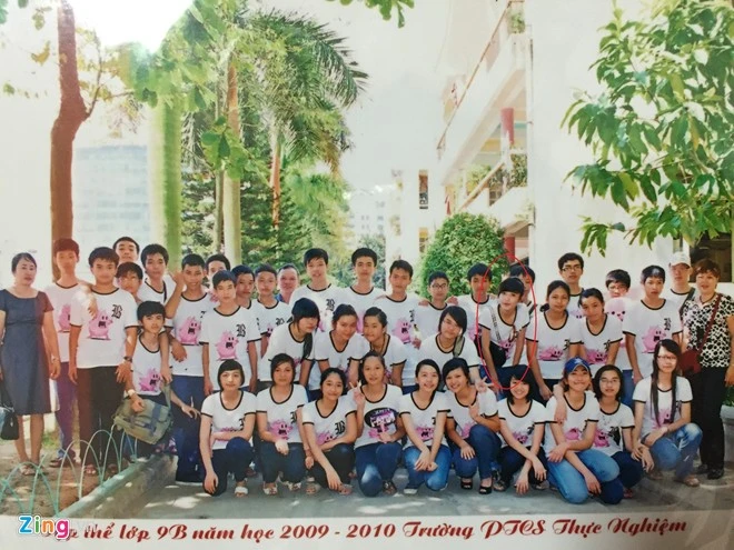 Hình ảnh lưu niệm của Huyền My trong buổi lễ bế giảng năm học 2009 - 2010 tại trường PTCS Thực nghiệm. Bố của Á hậu tiết lộ, trong suốt quãng thời gian còn ngồi trên ghế nhà trường, cô thường đạt danh hiệu học sinh tiên tiến. Những bức ảnh ấu thơ chưa từng công bố của Á hậu Huyền My