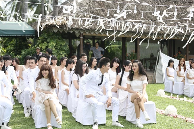 Công Vinh - Thủy Tiên hôn nhau say đắm trước ngày cưới