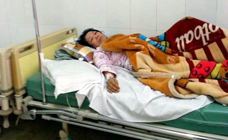 Bị hành hung, người phụ nữ phải khâu hơn 60 mũi trên đầu ảnh 2 Bà Dư khi điều trị tại bệnh viện E.
