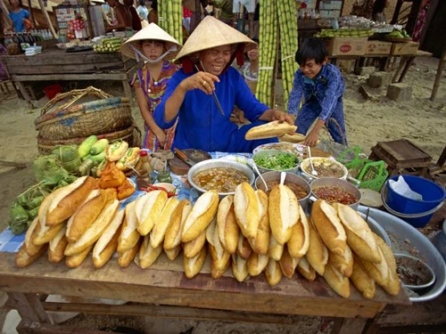 Bánh mỳ ở đây được mô tả như món ăn phù hợp cho bữa sáng hoặc trưa với đủ loại nhân thịt, rau. Ảnh:National Geographic. BMNT.jpg
