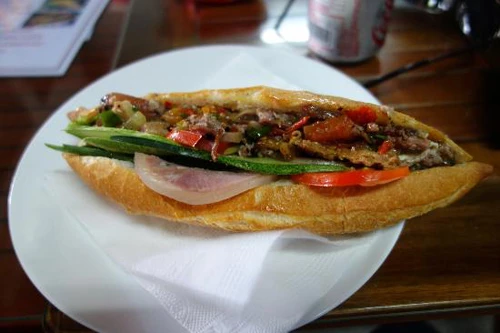 Bánh mì Phượng hấp dẫn cả người bản địa và khách quốc tế. Ảnh:tripadvisor. BMP_1418961139.jpg