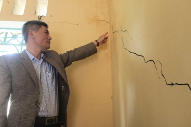 Tường phòng học của Trường THCS Sơn Hà, huyện Quan Sơn (Thanh Hóa) đã bị nứt toác- Ảnh: Hà Đồng. Tường phòng học của Trường THCS Sơn Hà, huyện Quan Sơn (Thanh Hóa) đã bị nứt toác- Ảnh: Hà Đồng.