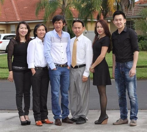 6 anh em vui vẻ chụp hình sau khi tổ chức tiệc kỷ niệm 50 năm ngày cưới cho bố mẹ hoành tráng. Sau khi mẹ tâm sự về mong muốn có buổi tiệc ấm cúng, nam ca sĩXóađã gọi điện cho các anh chị để thực hiện ý nguyện của bố mẹ. Ảnh đời tư hiếm có của Hoài Linh, Dương Triệu Vũ ngày nhỏ