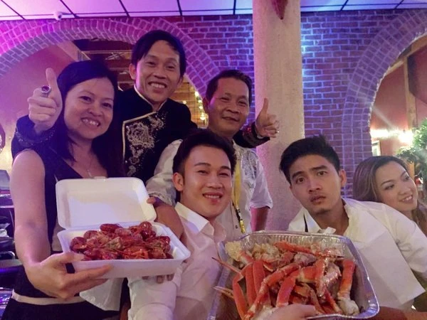 Sau khi buổi lễ kỷ niệm 50 năm ngày cưới của bố mẹ, Hoài Linh và Dương Triệu Vũ rủ nhau đi ăn. Dù có anh trai nổi tiếng nhất làng giải trí Việt nhưng Dương Triệu Vũ ít khi nào khoe hay dựa hơi anh. Ảnh đời tư hiếm có của Hoài Linh, Dương Triệu Vũ ngày nhỏ
