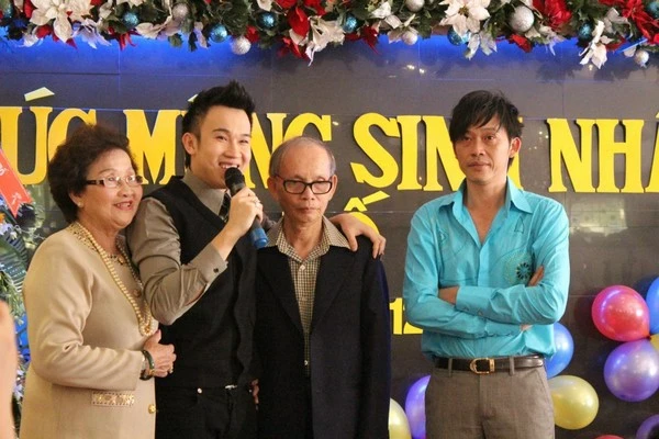 Dù bận rộn với lịch chạy show nhưng Hoài Linh, Dương Triệu Vũ luôn nhớ đến ngày sinh nhật của bố mẹ. Vào những ngày này, các anh em trong nhà đoàn tụ để tổ chức tiệc ấm cúng cho đấng sinh thành. Ảnh đời tư hiếm có của Hoài Linh, Dương Triệu Vũ ngày nhỏ