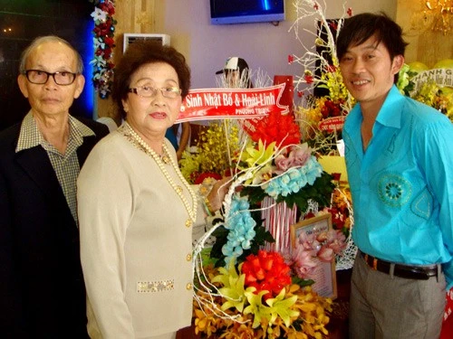 Hiện tại, bố mẹ Hoài Linh đã từ Mỹ trở về Việt Nam để sống cùng anh. Dù không thường xuyên đi xem các show diễn của hai anh em nhưng bố mẹ thường xuyên xem tivi, hay đọc tin tức về các con. Dương Triệu Vũ cho biết, hai người rất lo lắng cho tình hình sức khỏe của anh Hoài Linh vì lịch chạy show dày đặc. Ảnh đời tư hiếm có của Hoài Linh, Dương Triệu Vũ ngày nhỏ