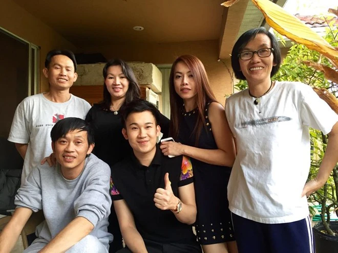 Mặc dù là ngôi sao nổi tiếng nhưng Hoài Linh luôn ăn mặc dân dã, không cầu kỳ, trong khi đó, Dương Triệu Vũ lại chăm chút về hình ảnh hơn. Cũng trong 6 anh chị em trong gia đình, Dương Triệu Vũ có nhiều nét giống chị gái Đài Trang hơn so với các anh. Ảnh đời tư hiếm có của Hoài Linh, Dương Triệu Vũ ngày nhỏ