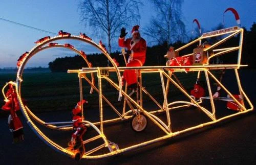 Một ông già Noel ở Storkow, Đức lại nổi bật trong đêm khi đi bằng chiếc xe đạp được tạo khung hình giống xe trượt tuyết khổng lồ có gắn đèn sáng lấp lánh. Ảnh:Reuters. 5-Storkow-Duc-3827-1419246162.jpg