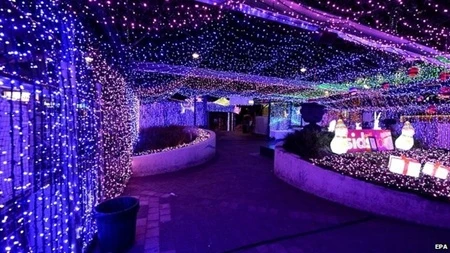 Những chiếc đèn LED được trang trí theo hình một hộp quà Giáng sinh khổng lồ