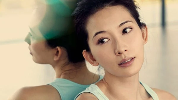 Vào nghề khá muộn, khi đã 27 tuổi, nhưng Lâm Chí Linh tỏa sáng tức thì, không chỉ là người mẫu sáng giá, mà còn soán ngôi “Đệ nhất mỹ nhân Đài Loan” của nữ diễn viên Tiêu Tường. Vốn không phải người dễ bị mỹ nhân hớp hồn, song đạo diễn Ngô Vũ Sâm đã giúp cô mở rộng cánh cửa điện ảnh với vai Tiểu Kiều trong bom tấnĐại chiến Xích Bích (2008). Vào nghề khá muộn, khi đã 27 tuổi nhưng Lâm Chí Linh tỏa sáng tức thì, không chỉ là người mẫu sáng giá, mà còn soán ngôi “Đệ nhất mỹ nhân Đài Loan” của nữ diễn viên Tiêu Tường. Vốn không phải người dễ bị mỹ nhân hớp hồn, song đạo diễn Ngô Vũ Sâm đã giúp cô mở rộng cánh cửa điện ảnh với vai Tiểu Kiều trong bom tấn Đại chiến Xích Bích (2008).