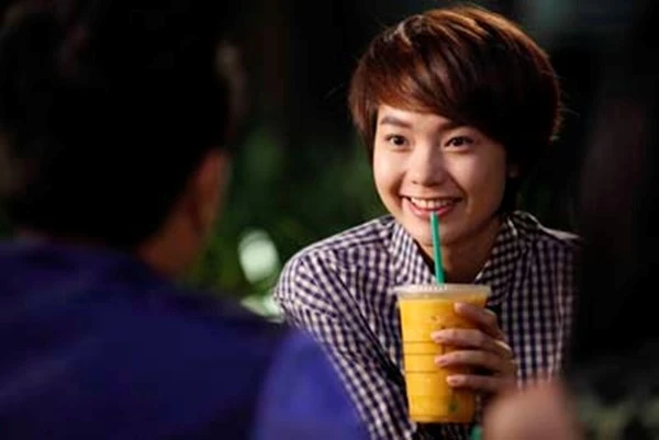 Minh Hằng:Trong phim truyền hìnhVừa đi vừa khóc của đạo diễn Vũ Ngọc Đãng, Minh Hằng đã phải ngậm ngùi hi sinh mái tóc dài của mình để hóa thân vào cô nàng giả trai Đông Dương với mái tóc ngắn cũn. Kiều nữ Việt nào xinh tươi nhất với tóc ngắn?