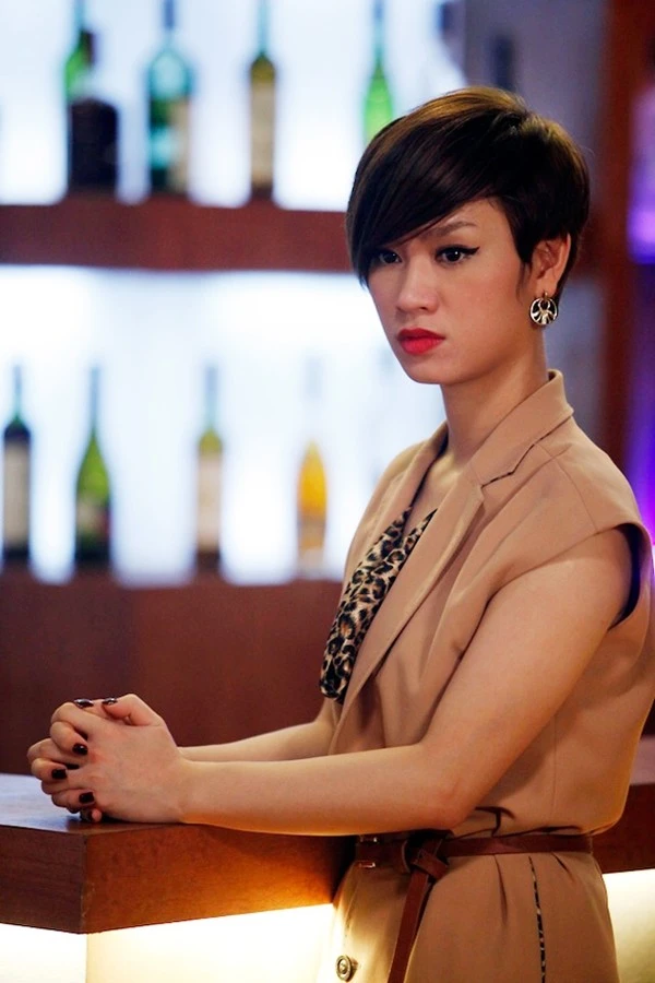 Trà My Idol:Trong bộ phim ca nhạc Bếp hát, nữ ca sĩ Trà My Idol vào vai Bảo Ngọc, người kiểm soát khu vực sảnh của 1 nhà hàng Pháp nổi tiếng. Kiều nữ Việt nào xinh tươi nhất với tóc ngắn?