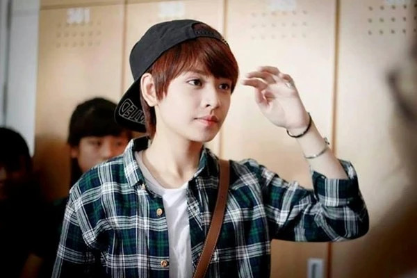 Chi Pu:Trong phim ngắnMy sunshine, Chi Pu đảm nhận vai Q (Kiu), một cô gái sống rất nội tâm. Q có cảm tình với một cô gái tên Mây (Kiều Trinh thủ vai), nhưng vì quá nhút nhát nên không dám tiếp cận làm quen cô bạn này. Kiều nữ Việt nào xinh tươi nhất với tóc ngắn?