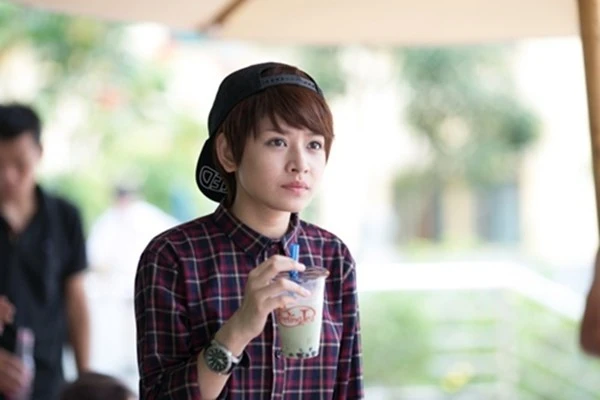 Sau rất nhiều lần suy nghĩ,Q quyết định hoá thân thành "cậu bé Q" với mác tóc ngắn cũn để có cơ hội được làm bạn với Mây. Kiều nữ Việt nào xinh tươi nhất với tóc ngắn?