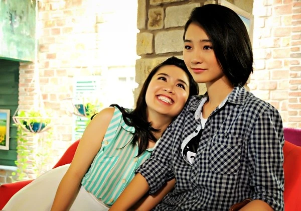 Á quân Viet Nam's Next Top Model 2011 đóng vai cô gái tên Thu Hồng, thích ăn mặc bụi bặm, nam tính nên khó lấy chồng. Kiều nữ Việt nào xinh tươi nhất với tóc ngắn?
