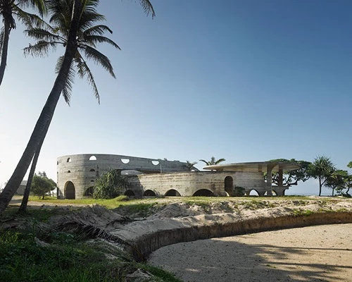 3. la plage d'hotel du pacifique, Vanuatu Khách sạn này có 18 biệt thự, một nhà hàng, bể bơi và khu massage với đầy đủ trang thiết bị hiện đại, tọa lạc bênbờ biển. Chỉ sử dụng các vật liệu bê tông, gỗ và đá lát nhưng khách sạn vẫn tạo vẻ đẹp cổ điển với nhiều chi tiết ấn tượng. 3-2201-1419558333.jpg