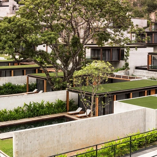 4. Naka Phuket, Thái Lan Để đến khu nhà hàng và nghỉ dưỡng Naka Phuket, du khách chỉ có thể đi một con đường qua vùng núi. Khu nghỉ dưỡng làsự kết hợp của 10 biệt thự vớitrần, sàn đều lắp kính, ngoài ra còn cóthêm một bãi biển riêng, khu massage, nhà hàng và bể bơi cỡ lớn. 4-1590-1419558334.jpg