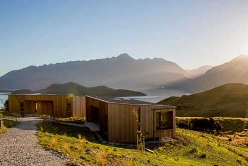 5. Aro Ha, New Zealand Tọa lạc trên một hòn đảo của New Zealand, Aro Ha là công trình có thiết kế để phù hợp cho các dịch vụ nghỉ dưỡng hoàn hảo như yoga, leo núi, rèn luyện sức bền, thiền, các liệu pháp massage và khu ẩm thực cho người ăn chay. 5-3579-1419558334.jpg