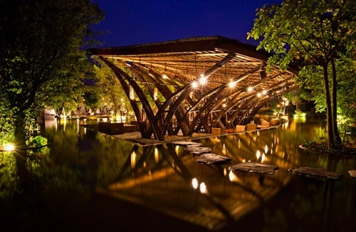 7. Flamingo Đại Lải, Việt Nam Khu nghỉ dưỡng Flamingo Đại Lải nằm cách trung tâm thủ đô Hà Nội khoảng 40 km là nơi lý tưởng để du khách thư giãn vào các cuối tuần. Nơi này có sự kết hợp hoàn hảo giữa thiên nhiên và con người, rất nhiều cảnh quan tự nhiên được gìn giữ và xây dựng thêm. Điểm nhấn của Flamingo Đại Lải là nhà hàng Bamboo Wing làm hoàn toàn bằng tre. 7-1951-1419558335.jpg